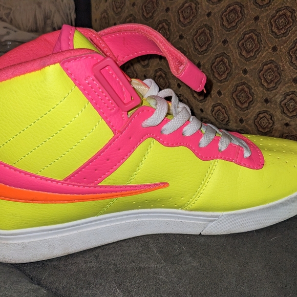 Women's high top FILA shoes - Picture 2 of 4